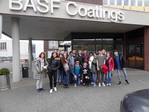 Auf der „Brücke zum Beruf“: International Klasse besucht BASF Coatings