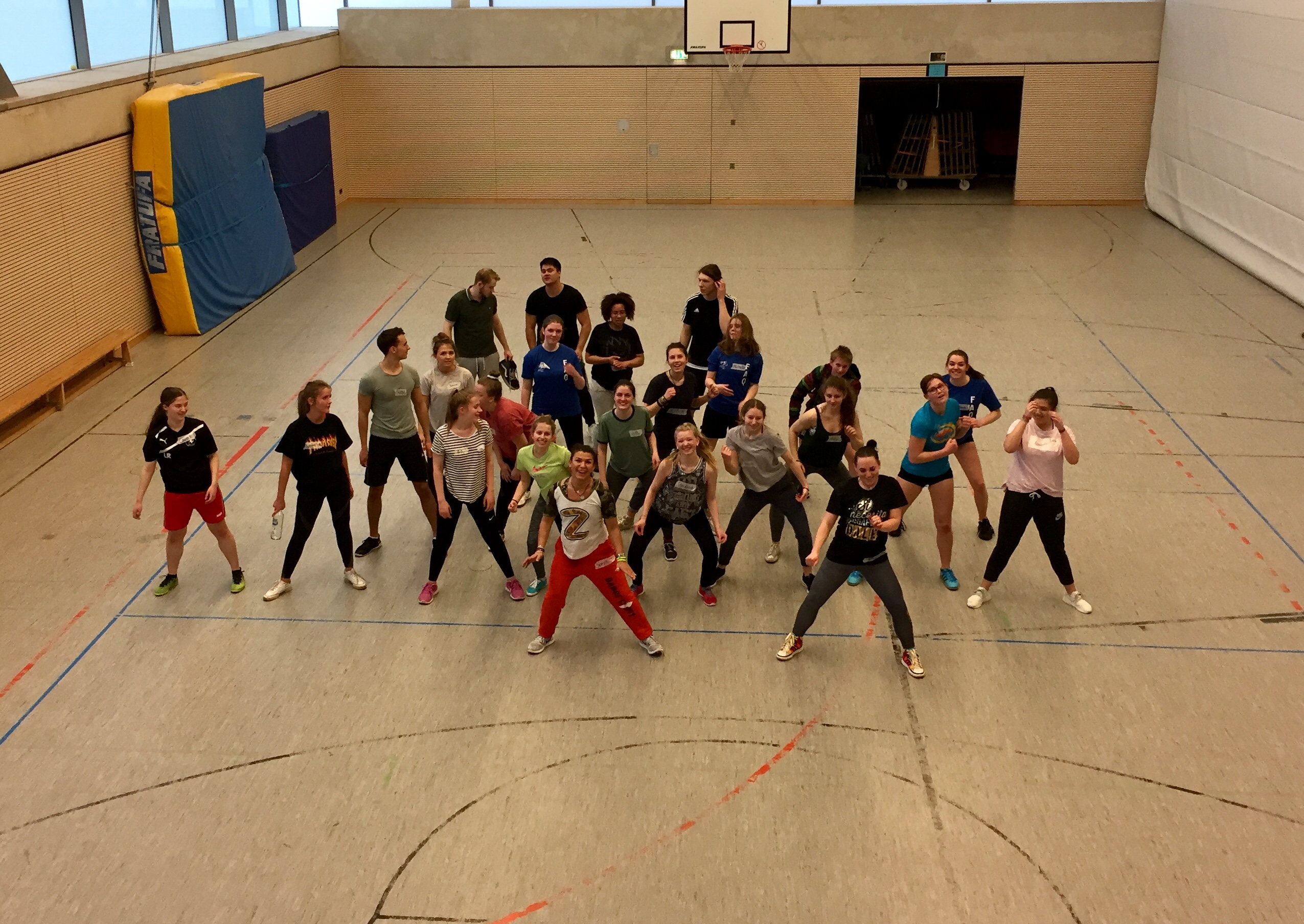 „Tanzen, schwitzen, Rhythmus spüren“ – GT 13 tanzt Zumba® im Sportunterricht