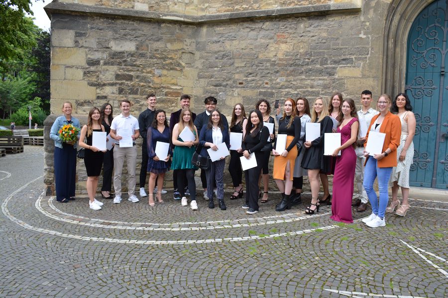 Zum Abitur in einem Jahr –24 Schülerinnen und Schüler feiern Premiere am Adolph-Kolping-Berufskolleg