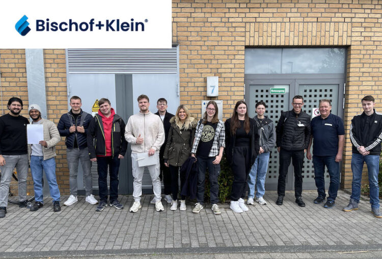 Medientechnologen und Buchbinder des AKBK zu Besuch bei einem Weltmarktführer für flexible Verpackungen in Europa