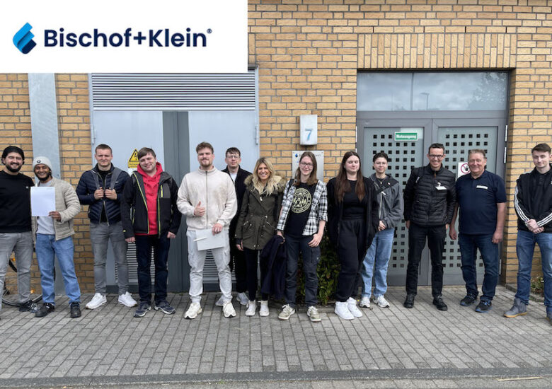 Medientechnologen und Buchbinder des AKBK zu Besuch bei einem Weltmarktführer für flexible Verpackungen in Europa