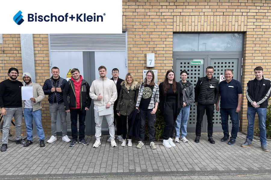 Medientechnologen und Buchbinder des AKBK zu Besuch bei einem Weltmarktführer für flexible Verpackungen in Europa